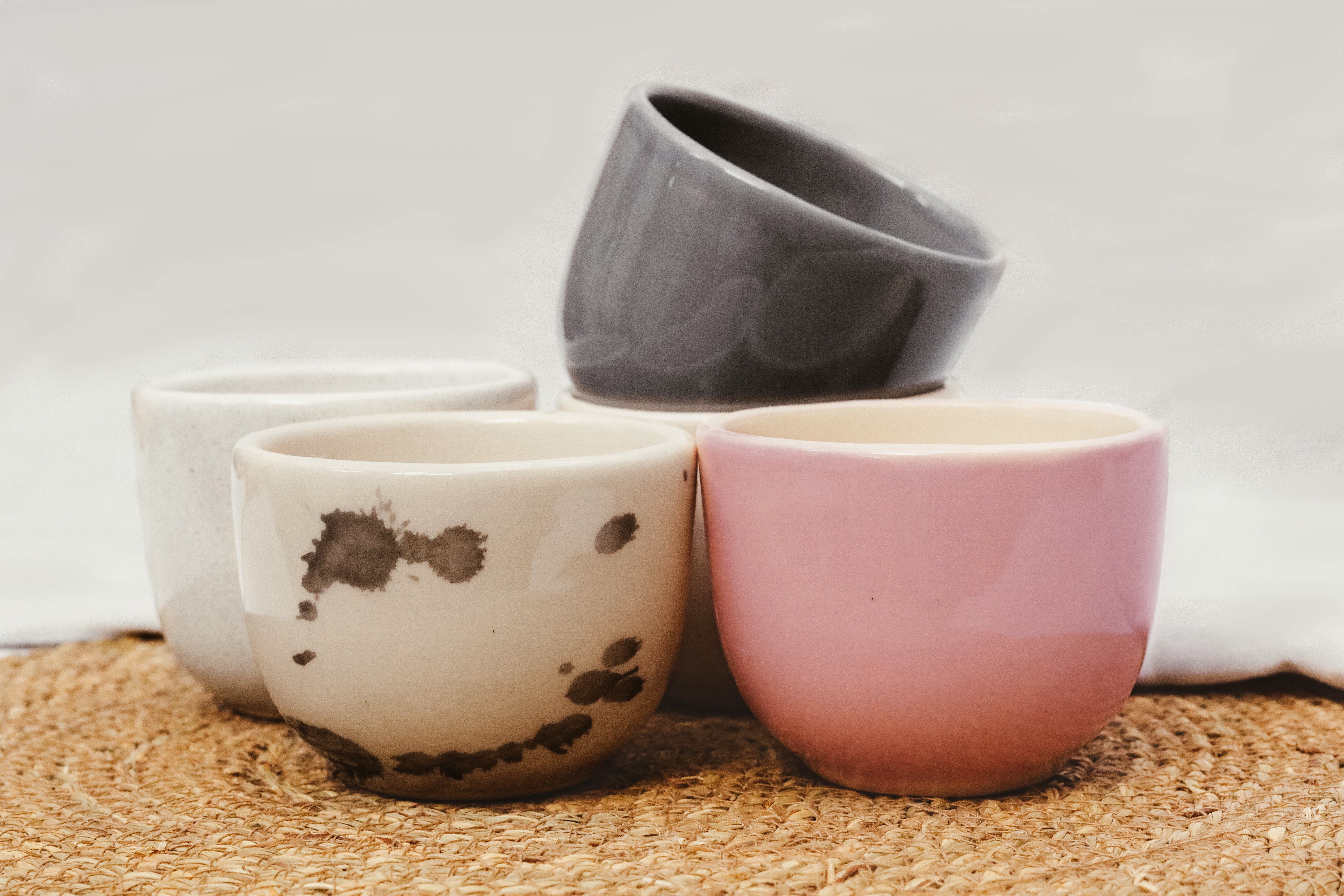 Tres tazas de cerámica esmaltada en colores neutros