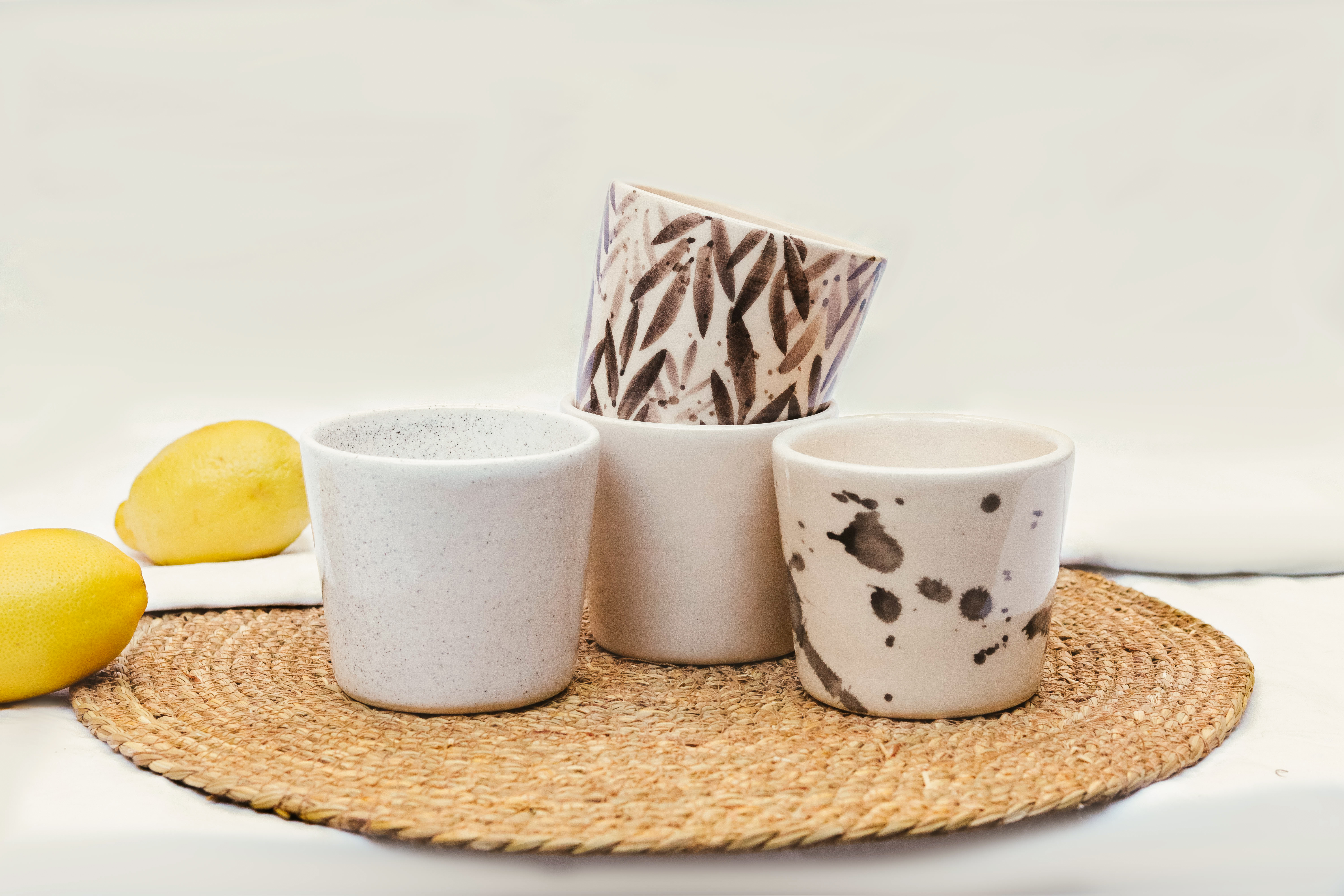 Tazas de cerámica pintadas con motivos de hojas