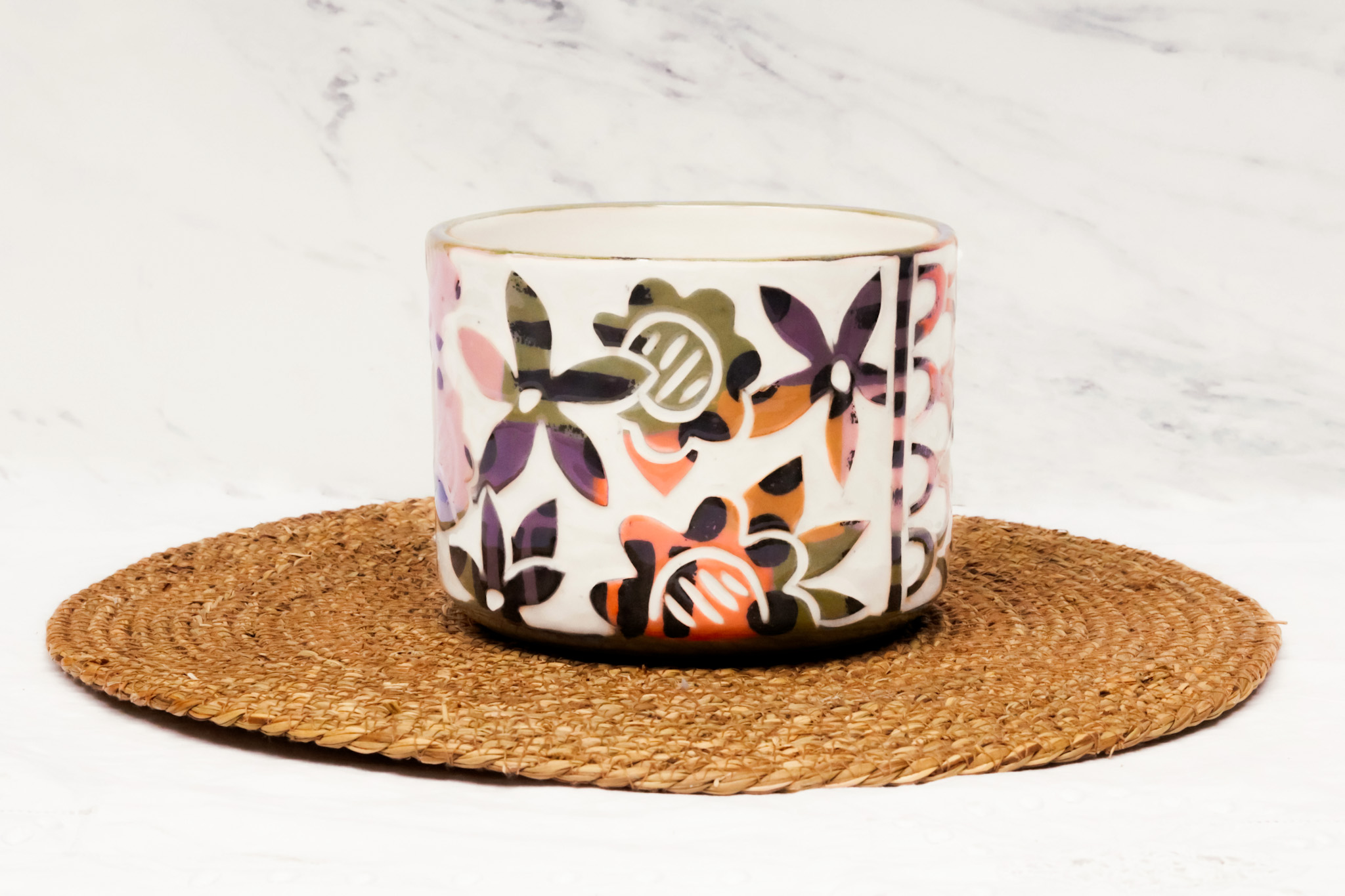 Maceta de cerámica pintada a mano con motivos florales