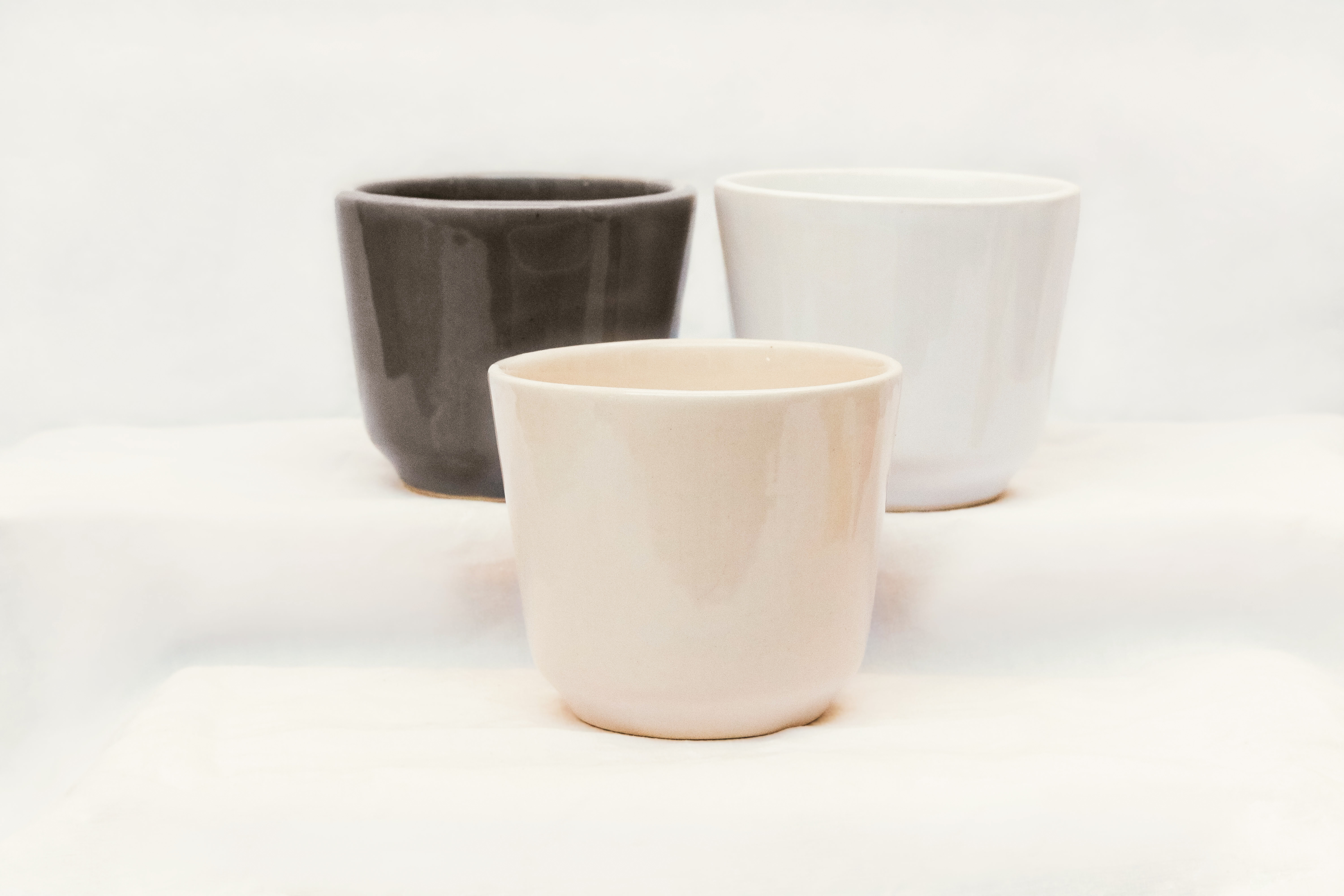 Macetas de cerámica texturada en blanco